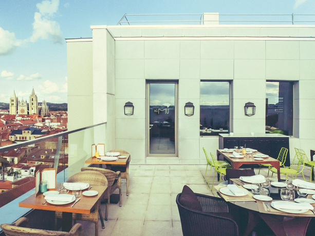 Imagen de los exteriores del Hotel Barceló León Conde Luna. Foto 13