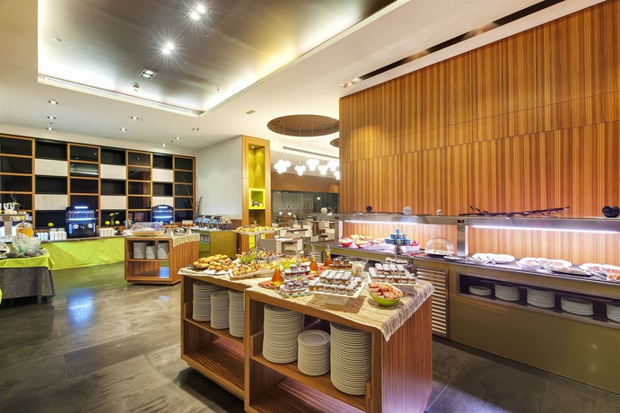 Imagen del bar/restaurante del Hotel Barceló Malaga. Foto 2