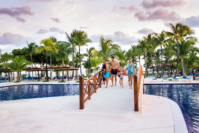 Imagen de la piscina del Hotel Barceló Maya Beach - All Inclusive. Foto 16