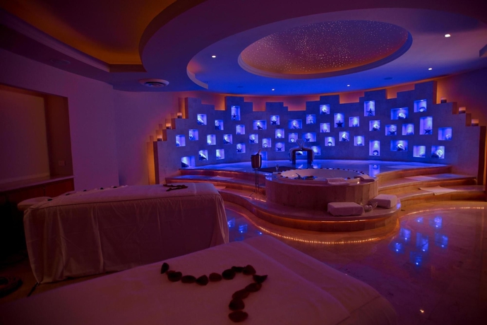 Imagen de la piscina del Hotel Barceló Maya Colonial - All Inclusive. Foto 11