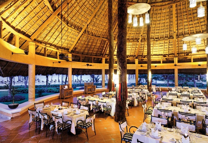 Imagen del bar/restaurante del Hotel Barceló Maya Colonial - All Inclusive. Foto 5