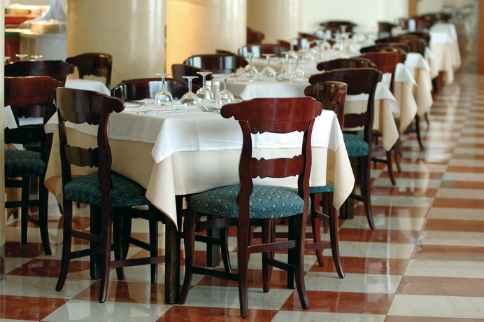 Imagen del bar/restaurante del Hotel Barceló Ponent Beach. Foto 3