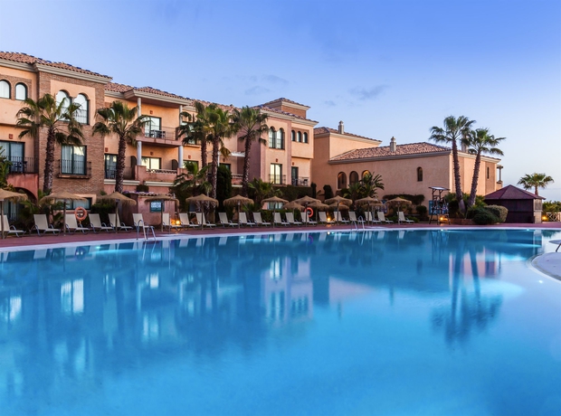 Imagen de la piscina del Hotel Barceló Punta Umbría Mar. Foto 13