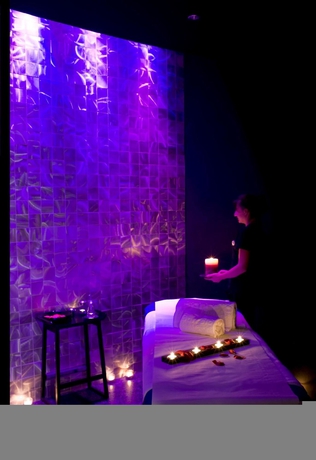 Imagen de la piscina del Hotel Barceló Raval. Foto 16