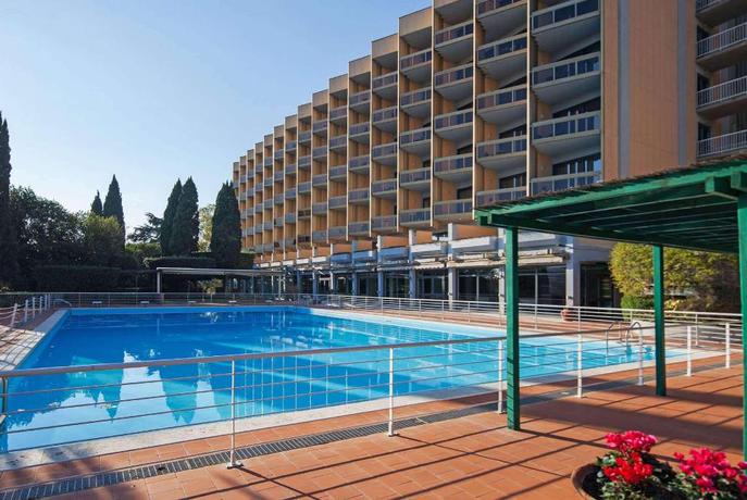 Imagen de la piscina del Hotel Barcel&oacute; Roma. Foto 38