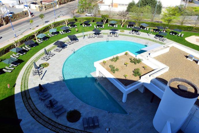 Imagen de la piscina del Hotel Barceló Sevilla Renacimiento. Foto 17