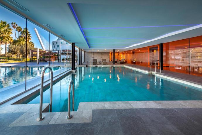 Imagen de la piscina del Hotel Barceló Sevilla Renacimiento. Foto 18