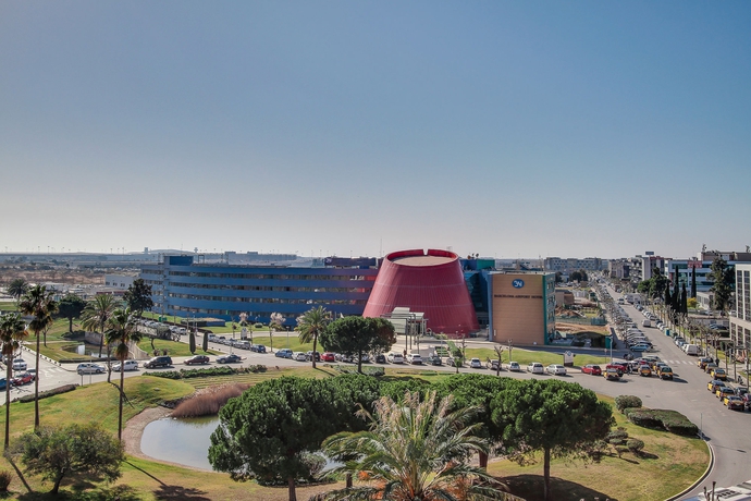 Imagen de la piscina del Hotel Barcelona Airport. Foto 14