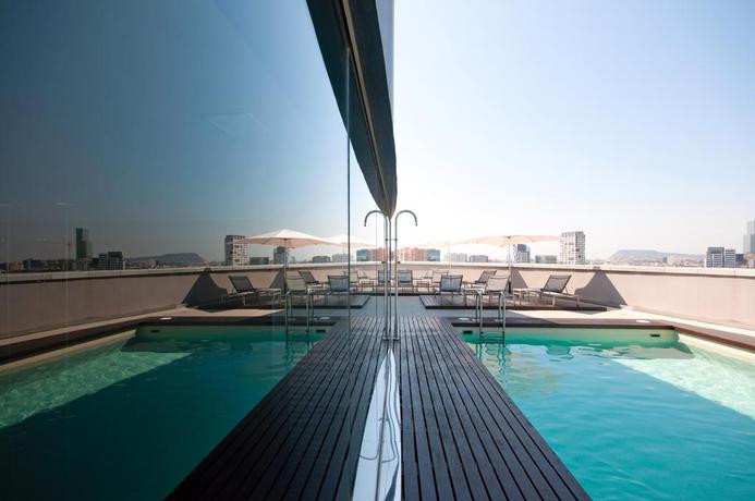 Imagen de la piscina del Hotel Barcelona Condal Mar Affiliated By Meliá. Foto 10