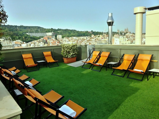 Imagen de la piscina del Hotel Barcelona Universal. Foto 12