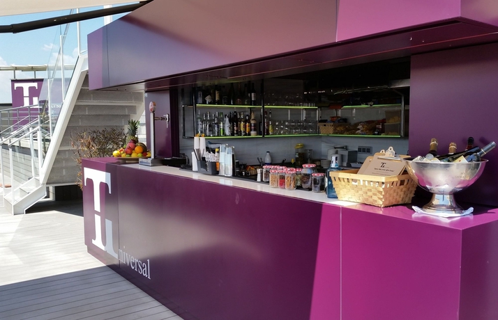 Imagen de la piscina del Hotel Barcelona Universal. Foto 14