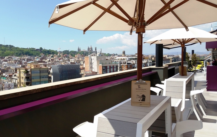 Imagen de la piscina del Hotel Barcelona Universal. Foto 16