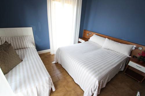 Imagen de la habitación del Hotel Bardolino. Foto 11