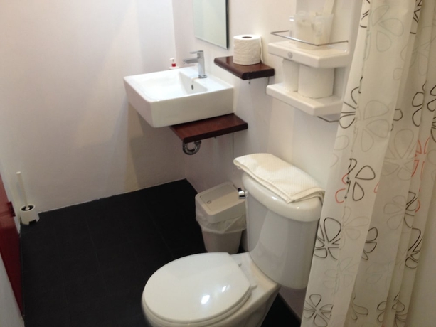 Imagen de la habitación del Hotel Barefeet Naturist Resort. Foto 7