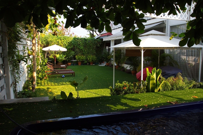 Imagen de la piscina del Hotel Barefeet Naturist Resort. Foto 12