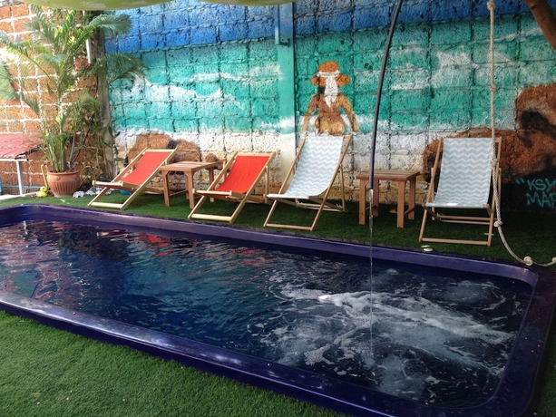 Imagen de la piscina del Hotel Barefeet Naturist Resort. Foto 13
