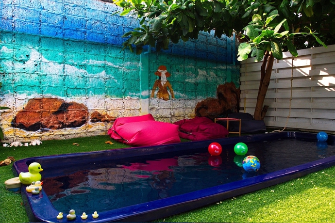 Imagen de la piscina del Hotel Barefeet Naturist Resort. Foto 14