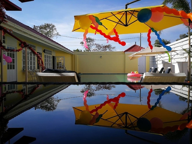 Imagen de la piscina del Hotel Barefeet Naturist Resort. Foto 15