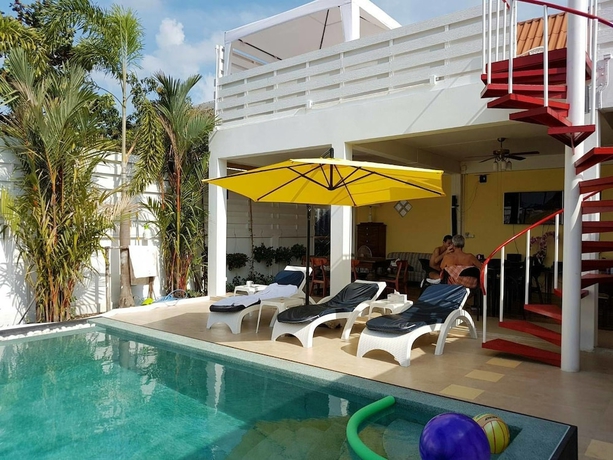Imagen de la piscina del Hotel Barefeet Naturist Resort. Foto 16