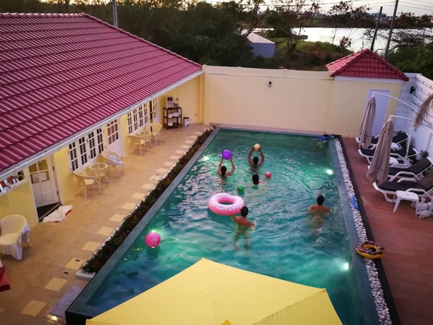 Imagen de la piscina del Hotel Barefeet Naturist Resort. Foto 17