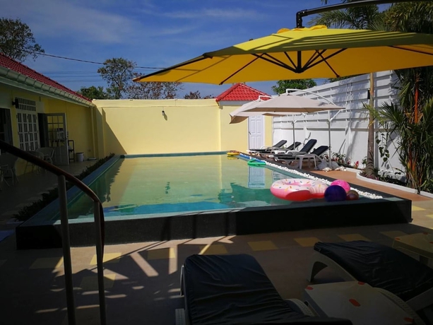 Imagen de la piscina del Hotel Barefeet Naturist Resort. Foto 18