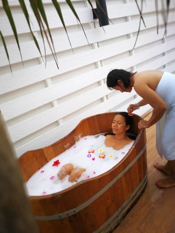 Imagen de la piscina del Hotel Barefeet Naturist Resort. Foto 19
