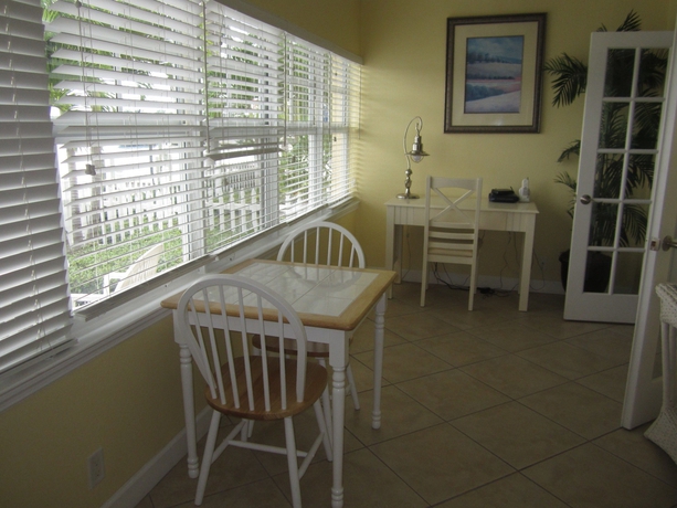 Imagen de los interiores del Hotel Barefoot Beach Resort. Foto 9