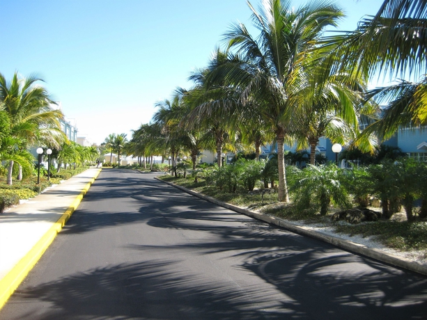 Imagen de los exteriores del Hotel Barefoot Beach Resort. Foto 7