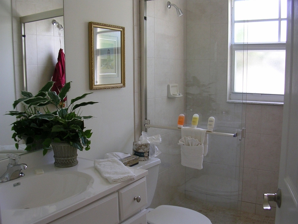 Imagen de la habitación del Hotel Barefoot Beach Resort. Foto 5