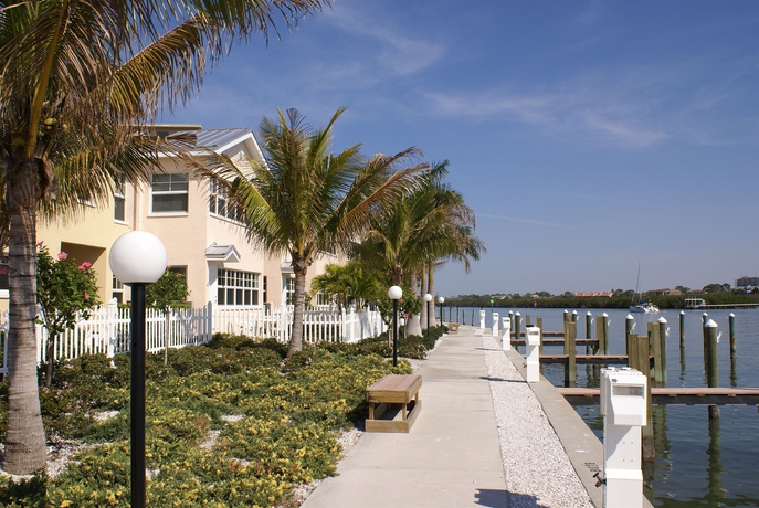 Imagen de los exteriores del Hotel Barefoot Beach Resort. Foto 8