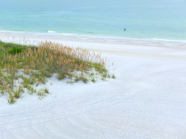 Imagen de los exteriores del Hotel Barefoot Beach Resort Hotel. Foto 7