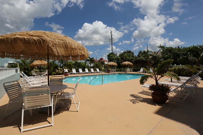 Imagen de la piscina del Hotel Barefoot Beach Resort Hotel. Foto 15