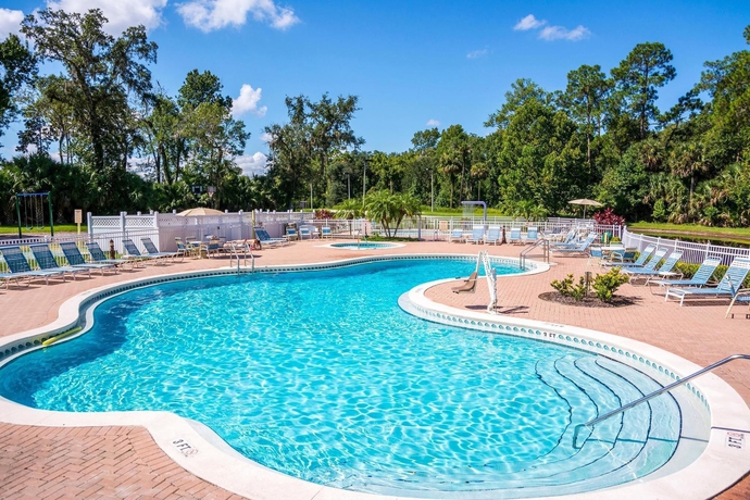 Imagen de la piscina del Hotel Barefoot Suites. Foto 15