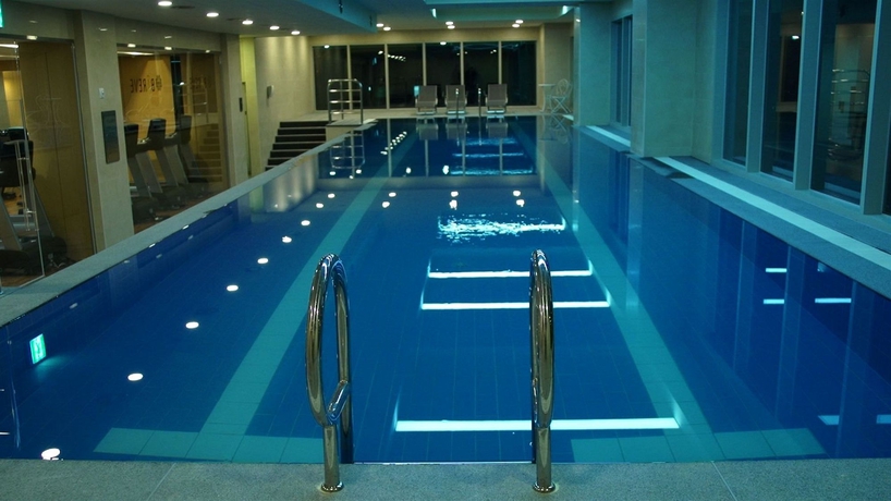 Imagen de la piscina del Hotel Bareve. Foto 14