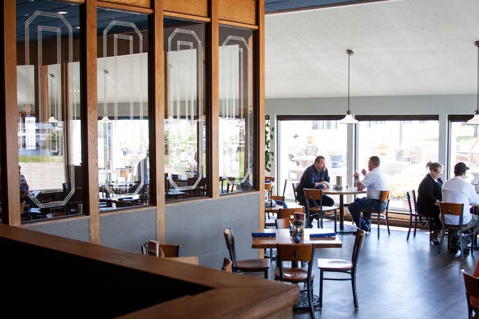 Imagen del bar/restaurante del Hotel Barker's Island Inn Resort. Foto 4