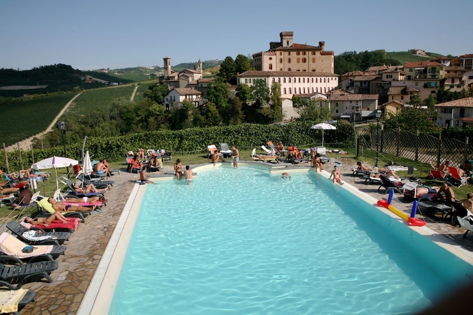 Imagen de la piscina del Hotel Barolo, Barolo. Foto 17