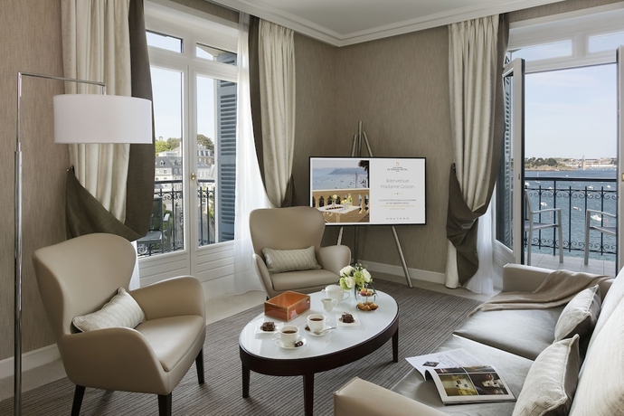 Imagen de la habitación del Hotel Barrière Le Grand Dinard. Foto 3