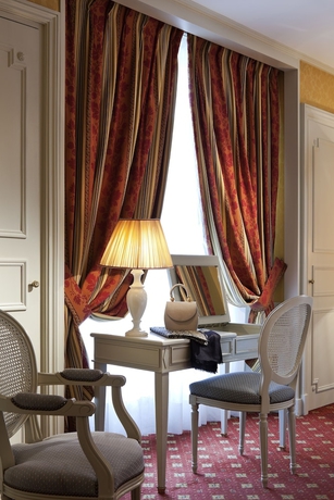 Imagen de la habitación del Hotel Barri&egrave;re Le Grand. Foto 9