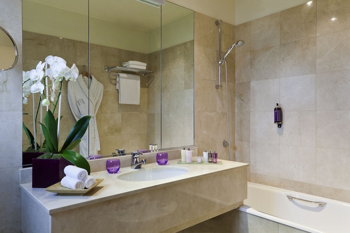 Imagen de la habitación del Hotel Barri&egrave;re Le Grand. Foto 13