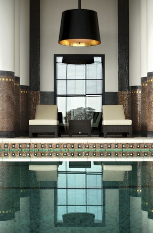 Imagen de la piscina del Hotel Barri&egrave;re Le Grand. Foto 17