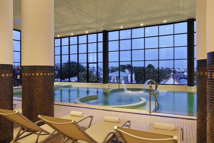 Imagen de la piscina del Hotel Barri&egrave;re Le Grand. Foto 18