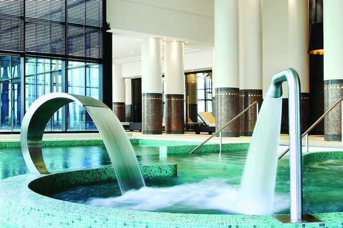 Imagen de la piscina del Hotel Barri&egrave;re Le Grand. Foto 19