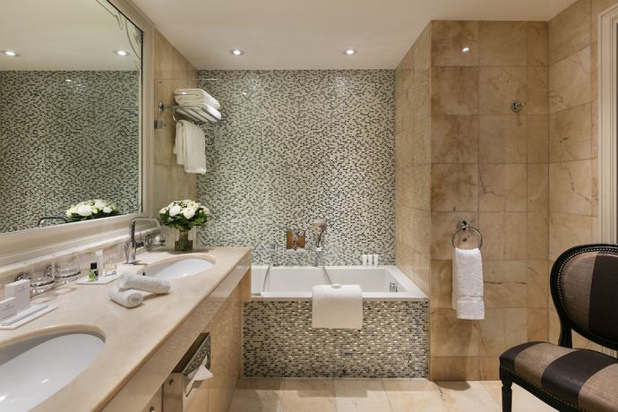 Imagen de la habitación del Hotel Barrière Le Majestic Cannes. Foto 12