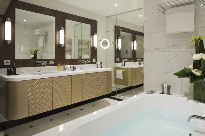 Imagen de la habitación del Hotel Barrière Le Normandy Deauville. Foto 5