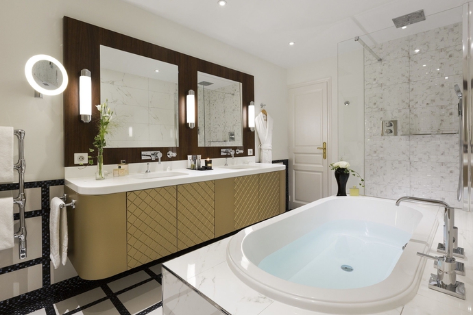 Imagen de la habitación del Hotel Barrière Le Normandy Deauville. Foto 7