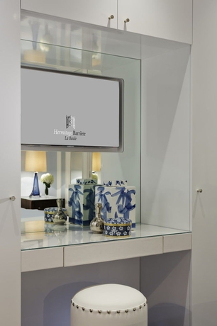 Imagen de la habitación del Hotel Barrière L'hermitage. Foto 3