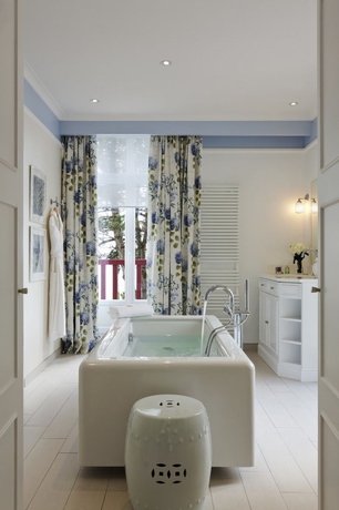 Imagen de la habitación del Hotel Barrière L'hermitage. Foto 4