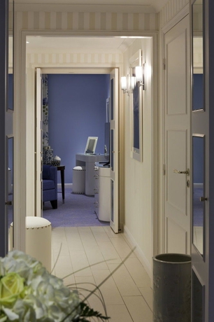 Imagen de la habitación del Hotel Barrière L'hermitage. Foto 6