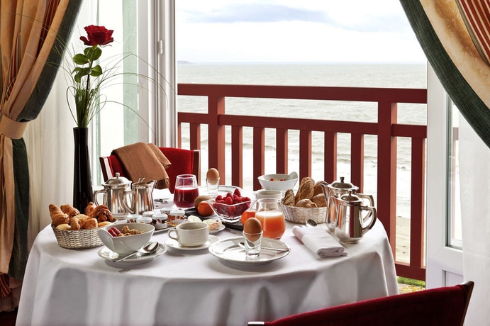 Imagen del bar/restaurante del Hotel Barrière L'hermitage. Foto 2