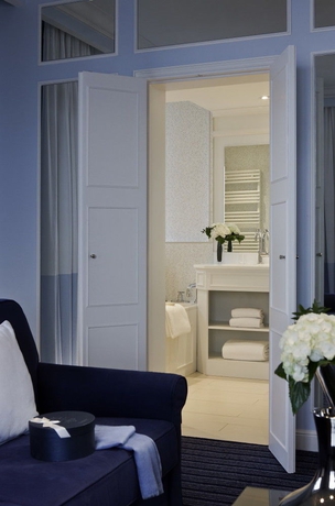 Imagen de la habitación del Hotel Barrière L'hermitage. Foto 8